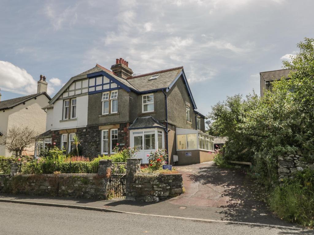 une grande maison sur le côté d'une rue dans l'établissement Gorse Bank, à Broughton-in-Furness