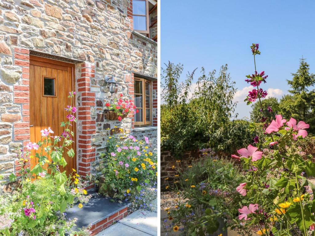 dos fotos de un jardín con flores frente a un edificio en Hartland View en Great Torrington