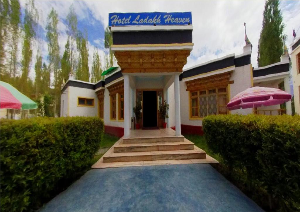 un bâtiment avec un panneau indiquant la maison de l'île pivotante dans l'établissement Hotel Ladakh Heaven, à Leh