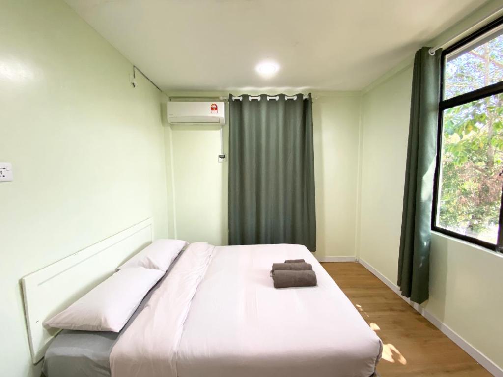 1 dormitorio con cama con almohada en No7 FRUIT GARDEN VILLA小清新度假别墅, en Kisap