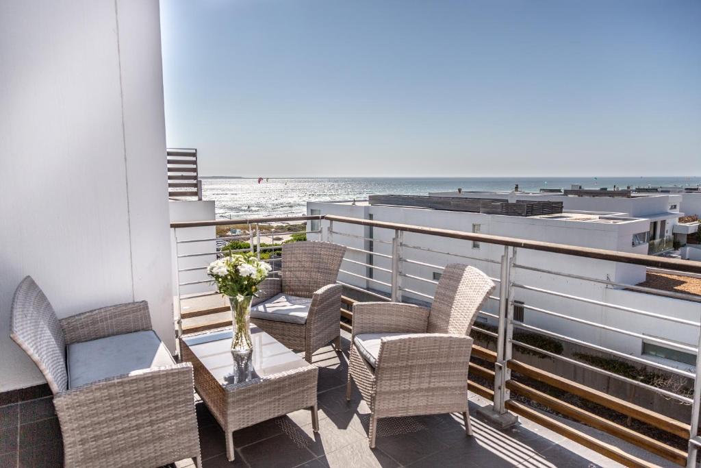 En balkon eller terrasse på Spectacular Sea View Apartment 257 Eden on The Bay, Blouberg, Cape Town