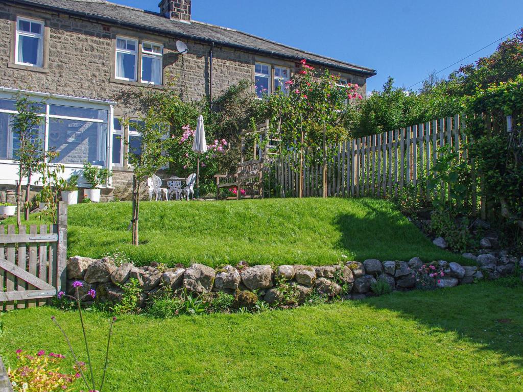 una casa con un patio con una valla en Fellside en Appletreewick