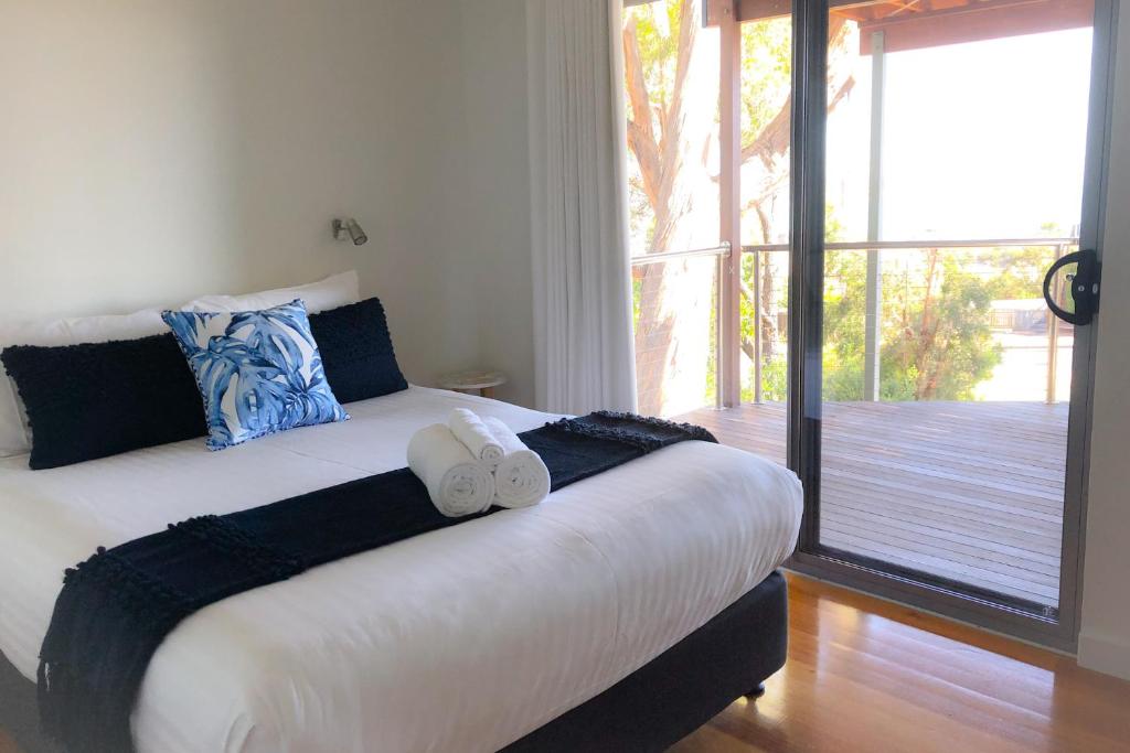 Postel nebo postele na pokoji v ubytování BAY OF FIRES BEACH SHACK ocean views from a modern Beachhouse