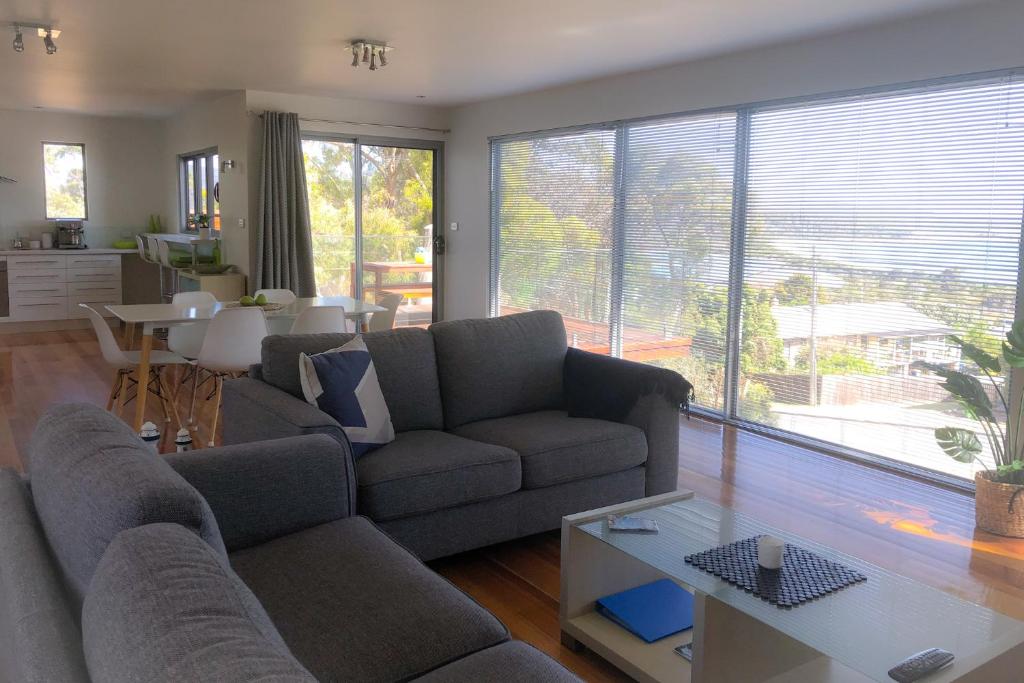 Posezení v ubytování BAY OF FIRES BEACH SHACK ocean views from a modern Beachhouse