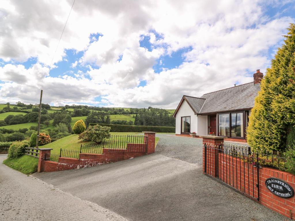 a house with a fence and a driveway at Drainbyrion Farm House in Van