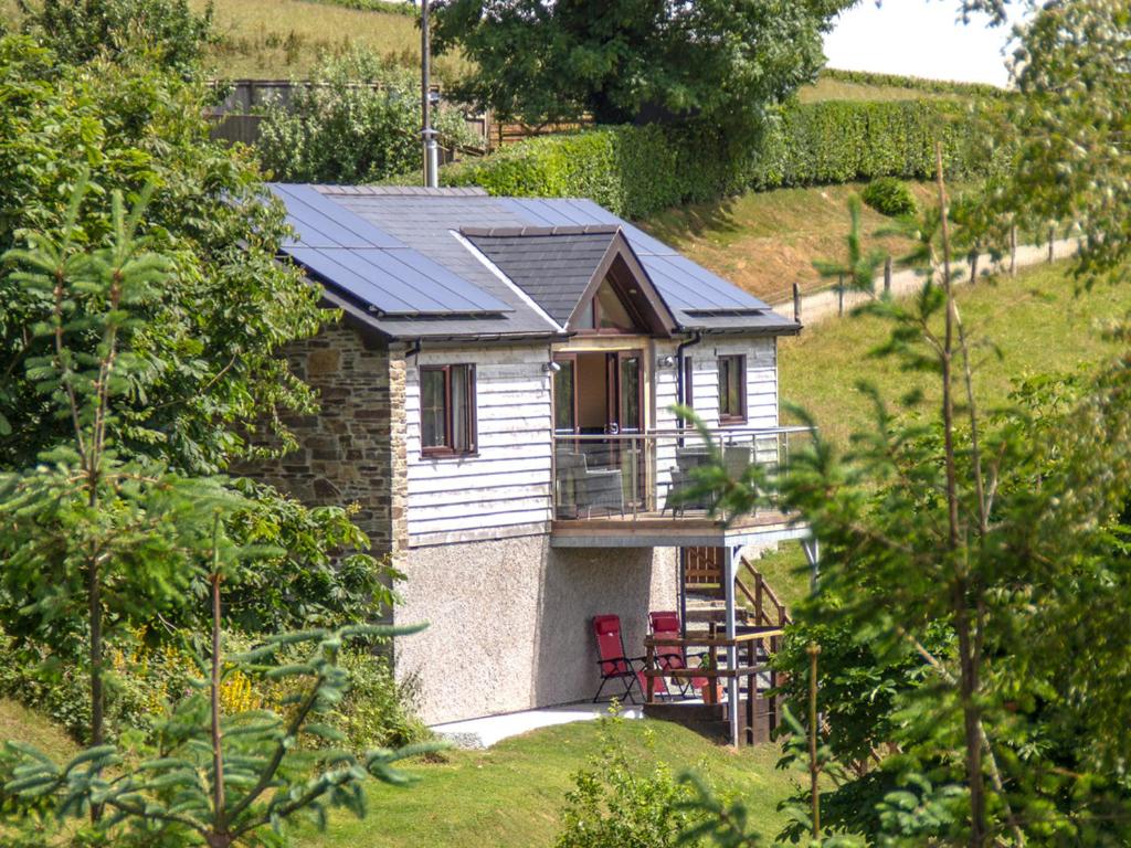 una pequeña casa con techo solar en una colina en Black Mountain View en Llanafan-fawr