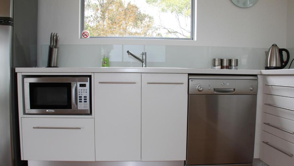 Kuchyň nebo kuchyňský kout v ubytování BAY OF FIRES BEACH SHACK ocean views from a modern Beachhouse