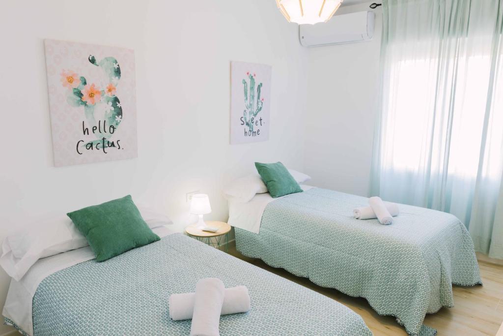 ein Zimmer mit 2 Betten mit Kreuzen in der Unterkunft Córdoba Cool La Ribera in Córdoba