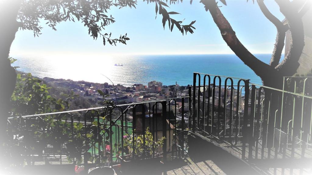 een uitzicht op de oceaan van achter een hek bij La Casa dei Limoni in Genua
