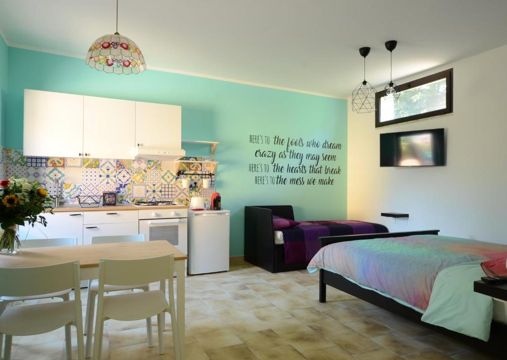 een keuken en een slaapkamer met een tafel en een bed bij B&B La La Rose in Piedimonte San Germano