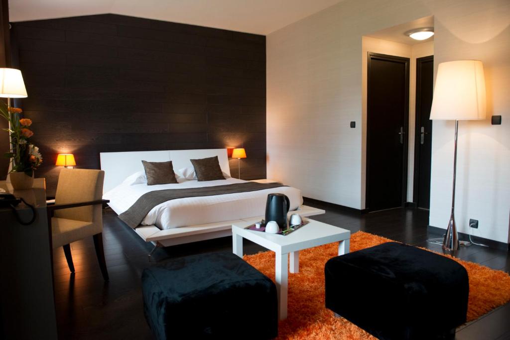アンスニにあるLe Domaine des Lysのベッドルーム1室(ベッド1台付)、リビングルームが備わります。