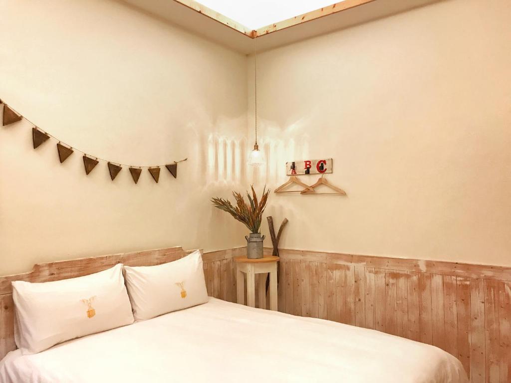 Postel nebo postele na pokoji v ubytování 墾丁寵物友善 鐵宿 Tetsu B&B