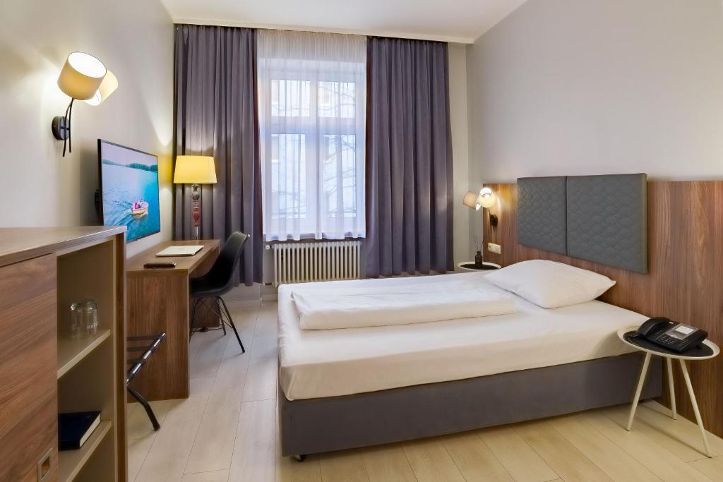 Postel nebo postele na pokoji v ubytování Hotel Astor