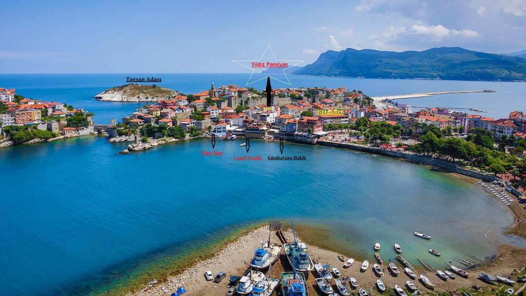 une vue aérienne sur une petite île dans l'eau dans l'établissement Yıldız Pansiyon, à Amasra