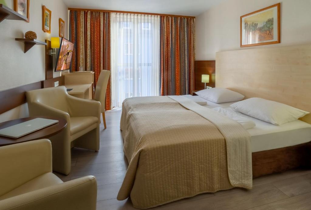 Postel nebo postele na pokoji v ubytování Hotel Astor