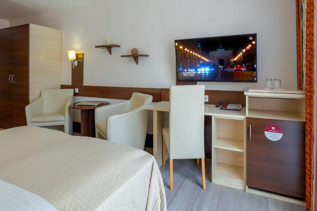 Postel nebo postele na pokoji v ubytování Hotel Astor