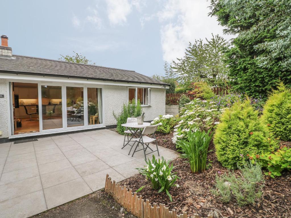 d'une terrasse avec une table et des chaises dans le jardin. dans l'établissement Hazel Cottage, à Belper