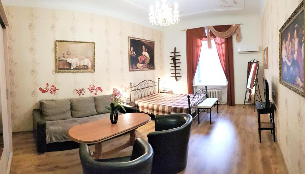 sala de estar con sofá, mesa y sillas en Sunny Esplanade by Old Town, en Riga