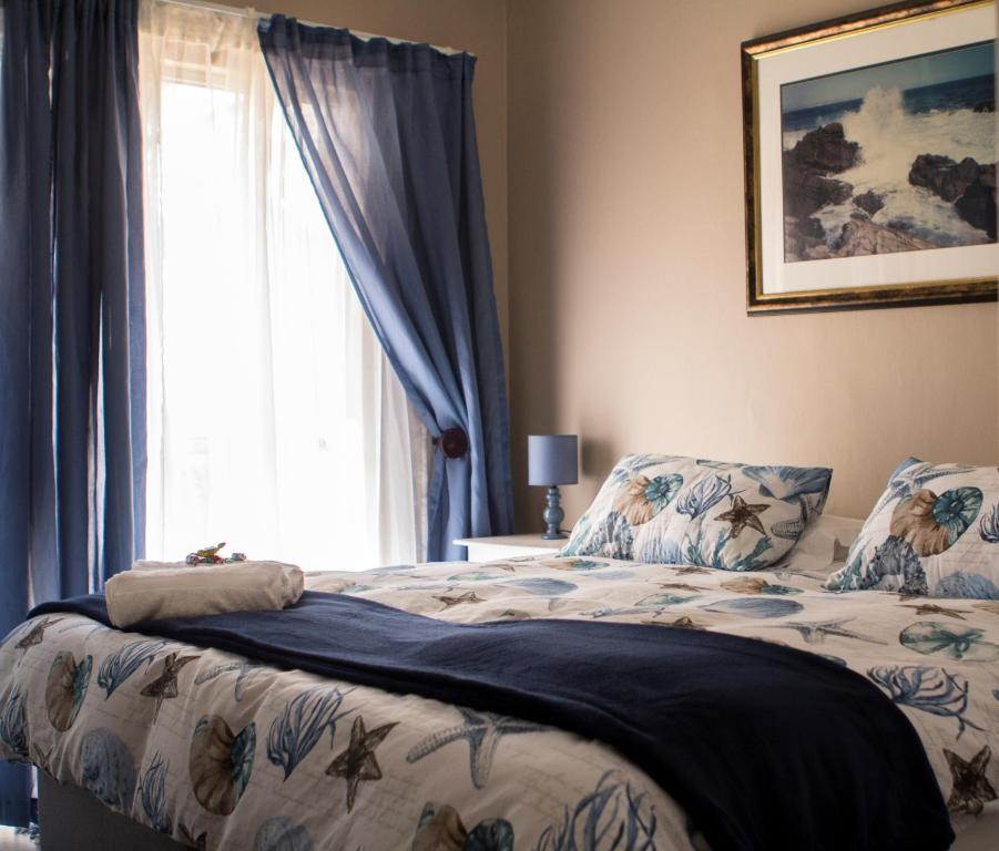 Säng eller sängar i ett rum på Sarah's Place Guesthouse