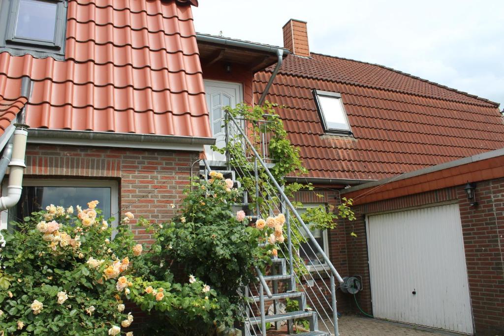 une maison en briques avec une échelle devant elle dans l'établissement Ferienwohnung Nixe, à Sandstedt