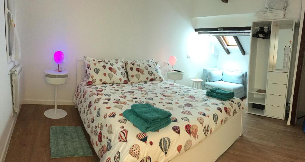 Un pequeño dormitorio con una cama y una silla. en Casa Romana, en Venecia
