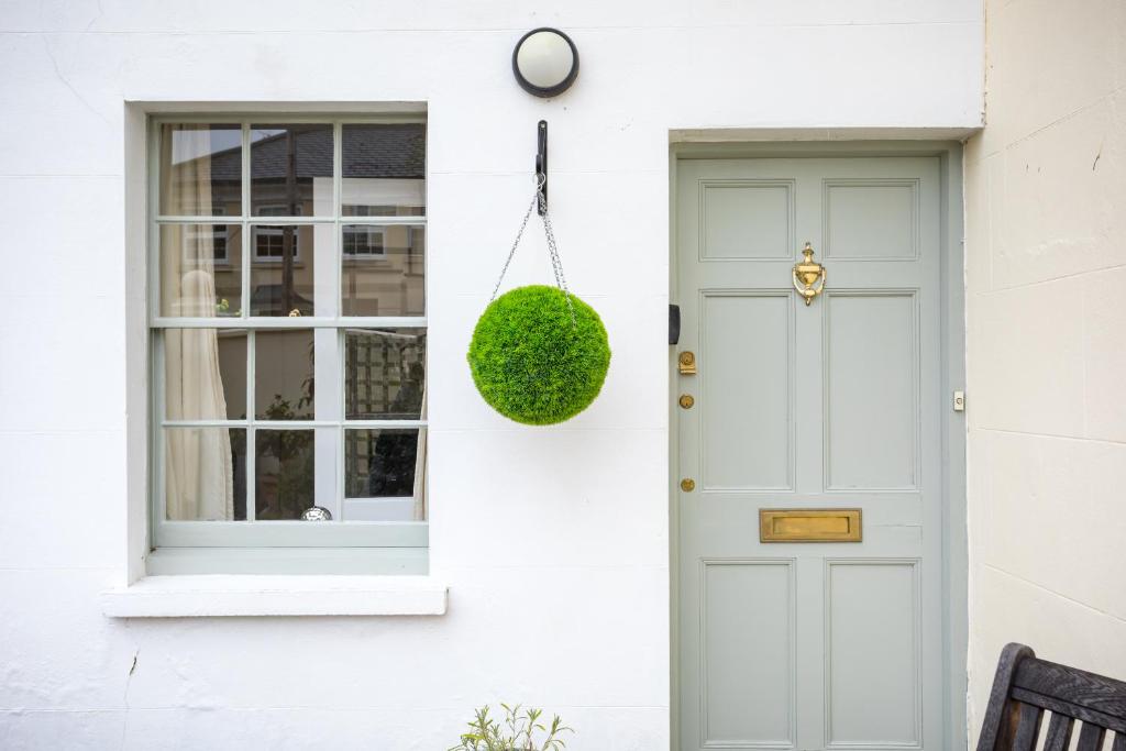Gorgeous Home - Cheltenham With Parking - Two-Bedroom House