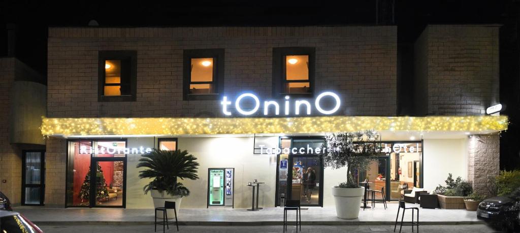 un front de magasin avec un panneau indiquant omino dans l'établissement Hotel Ristorante Da Tonino, à Recanati
