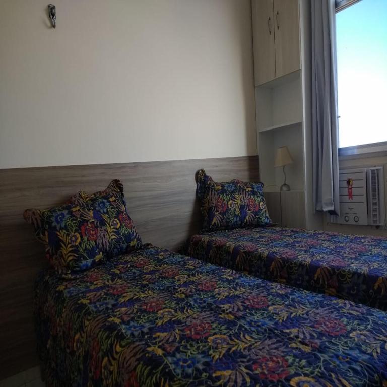 1 dormitorio con cama, sofá y ventana en Rio Vista Mar, en Río de Janeiro