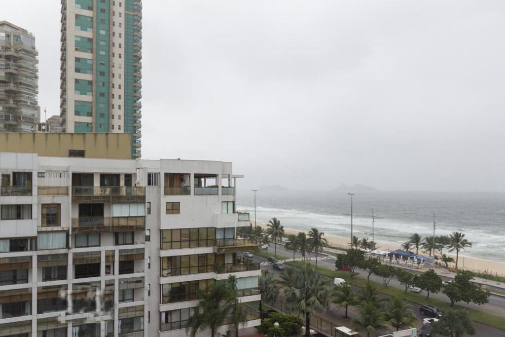  APTO. COM LINDA VISTA POSTO 5 BARRA DA TIJUCA