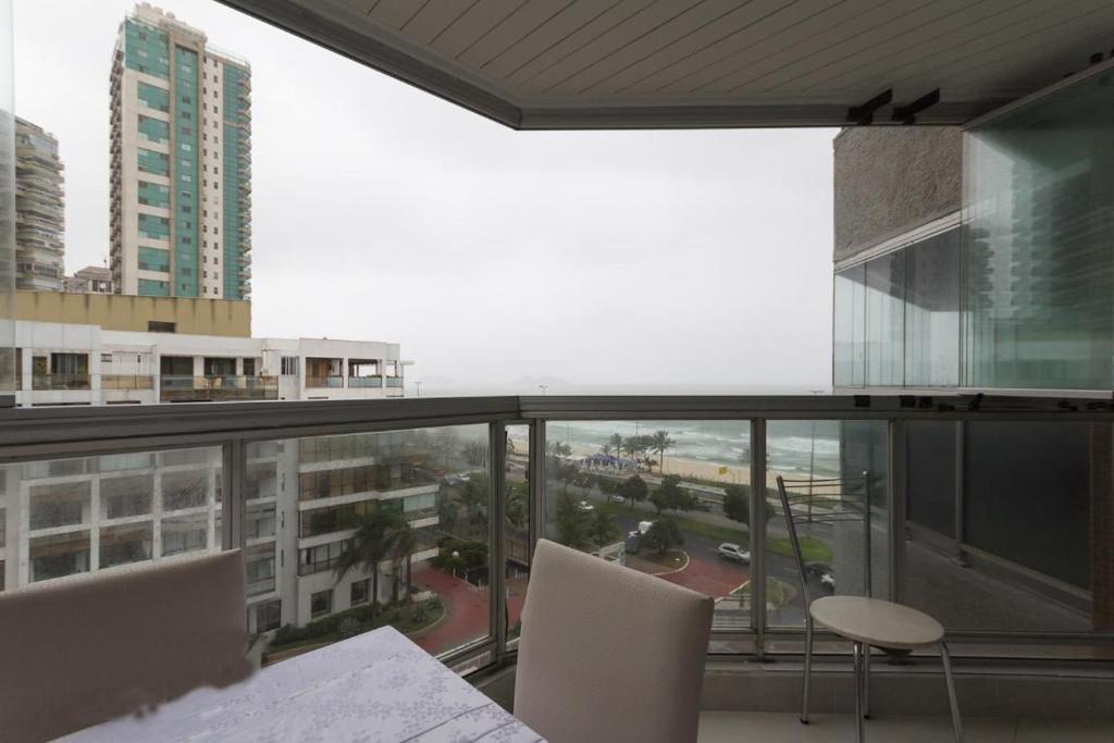  APTO. COM LINDA VISTA POSTO 5 BARRA DA TIJUCA