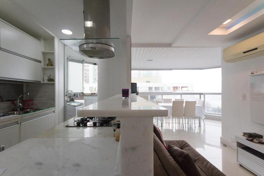  APTO. COM LINDA VISTA POSTO 5 BARRA DA TIJUCA