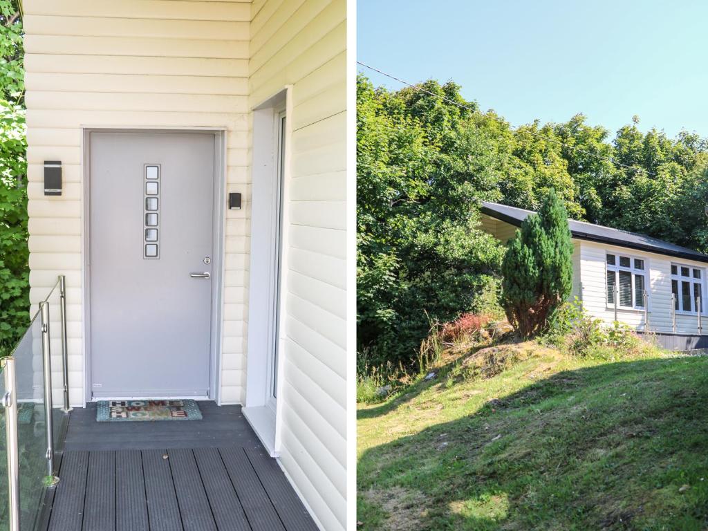 una casa con una porta bianca e un cortile di Hidden Gem Cabin a Dungloe