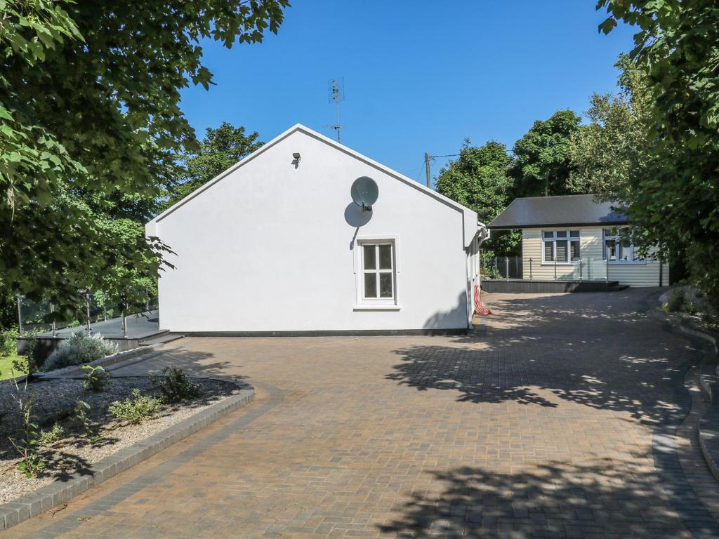 una casa bianca con finestra e vialetto di Hidden Gem Cabin a Dungloe