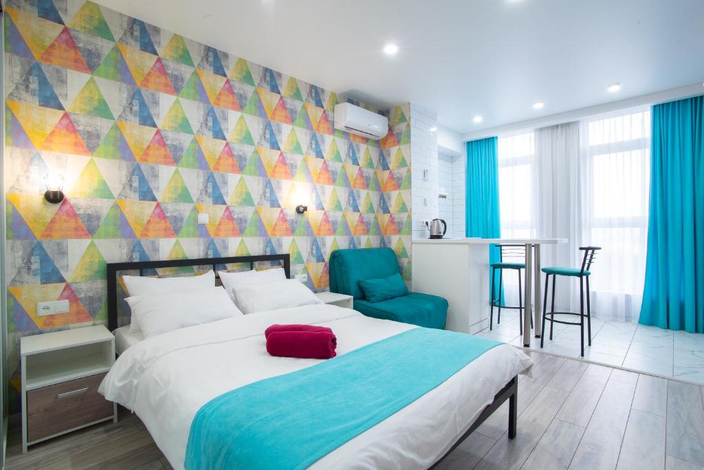 een slaapkamer met een groot bed en een kleurrijke muur bij Doba In Ua Luhovska255 Apartments in Dnipro