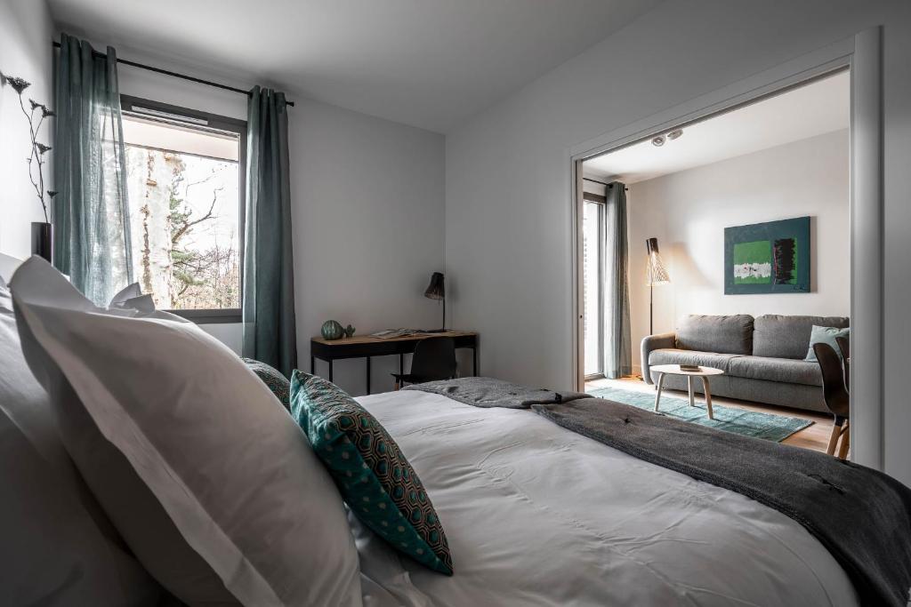 une chambre avec un grand lit et un canapé dans l'établissement La Grange des Pères, à Pringy