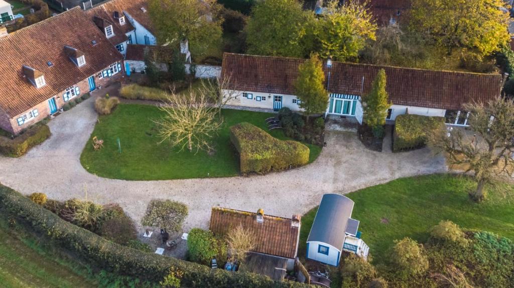 an aerial view of a house with a large yard at Authentic wellnesshoeve in Hansbeke