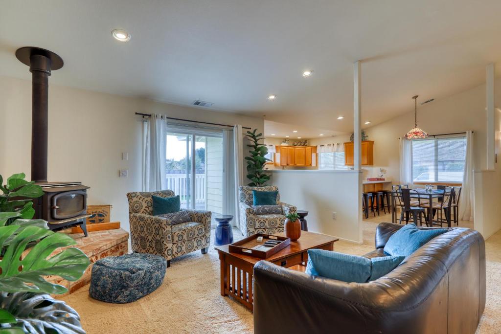 ein Wohnzimmer mit einem Sofa, Stühlen und einem Herd in der Unterkunft Villa Retreat in Arcata