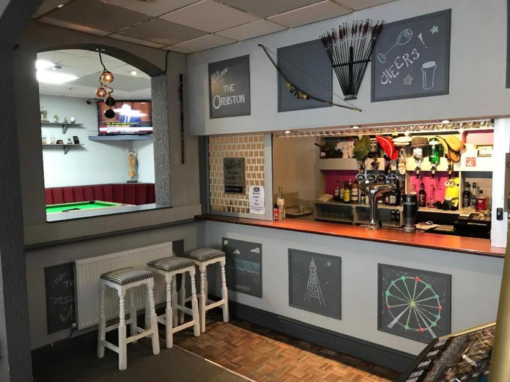 un bar in un ristorante con sgabelli di The Orbiston a Blackpool