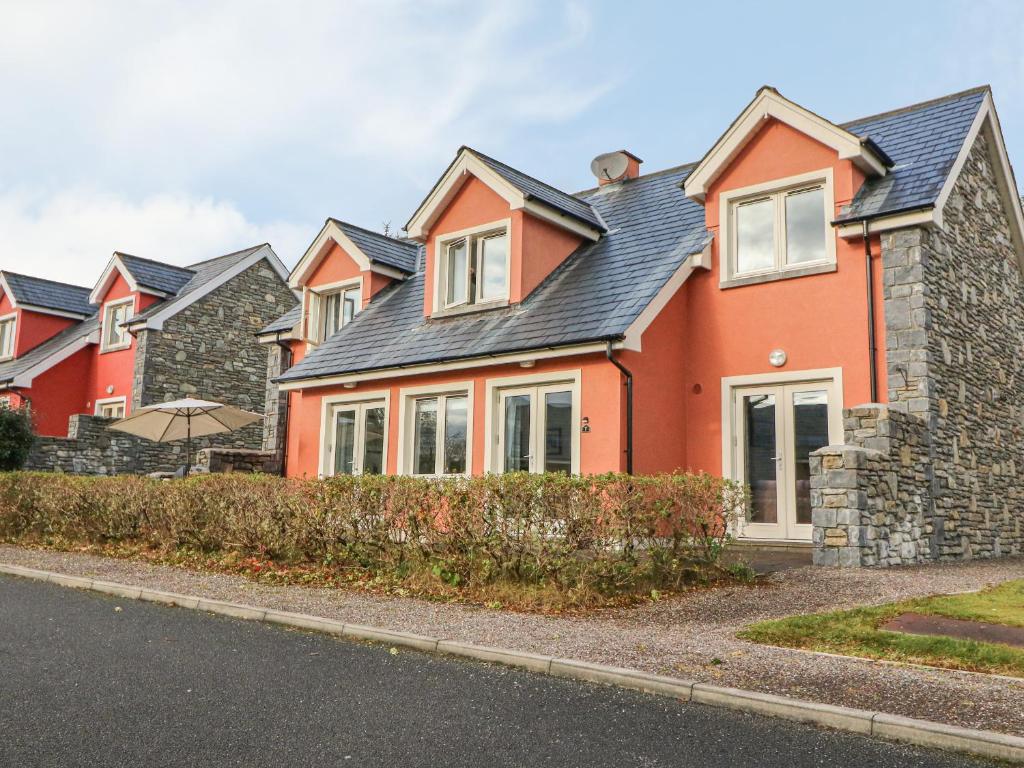 uma fila de casas seguidas em Ring of Kerry Golf Club Cottage em Kenmare