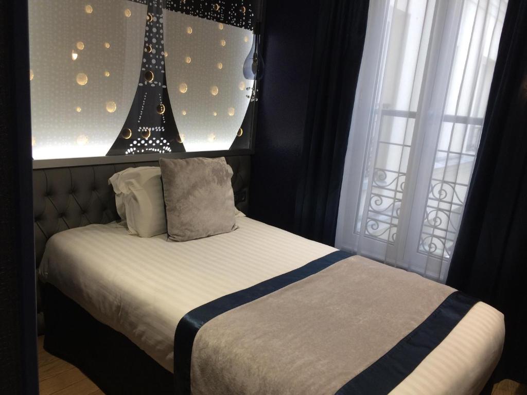 Un ou plusieurs lits dans un hébergement de l'établissement Hotel Les Bulles De Paris