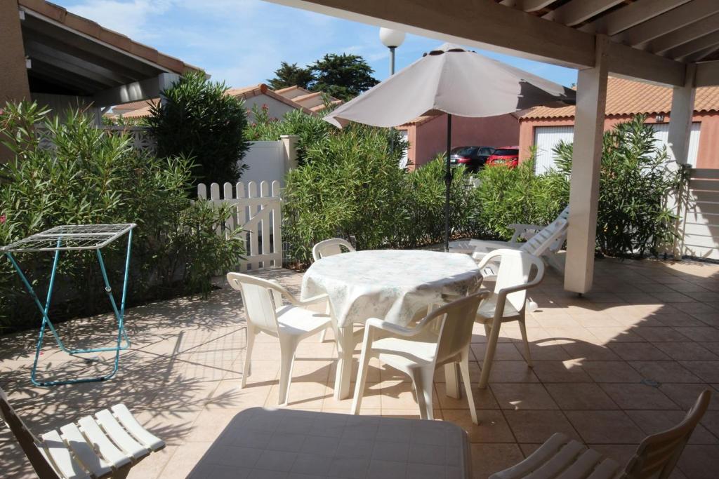 Αίθριο ή υπαίθριος χώρος στο Belle villa climatisée avec 2 chambres, terrasse en angle, parking privatif dans résidence sécurisée piscine commune 800 m de la mer LRCS151
