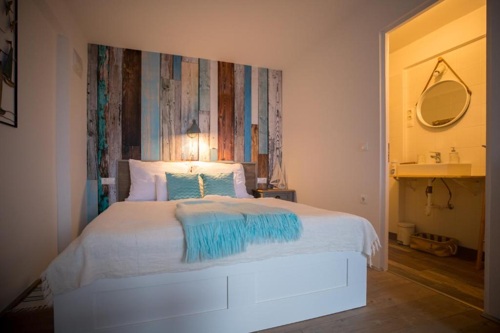 Postel nebo postele na pokoji v ubytování Bacchus Apartman - Borbarlang, Badacsony