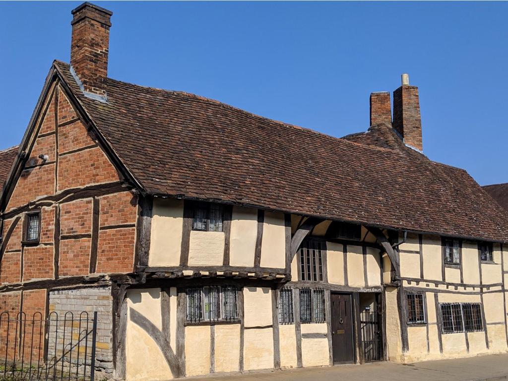 un vecchio edificio con tetto marrone di One Masons Court a Stratford-upon-Avon