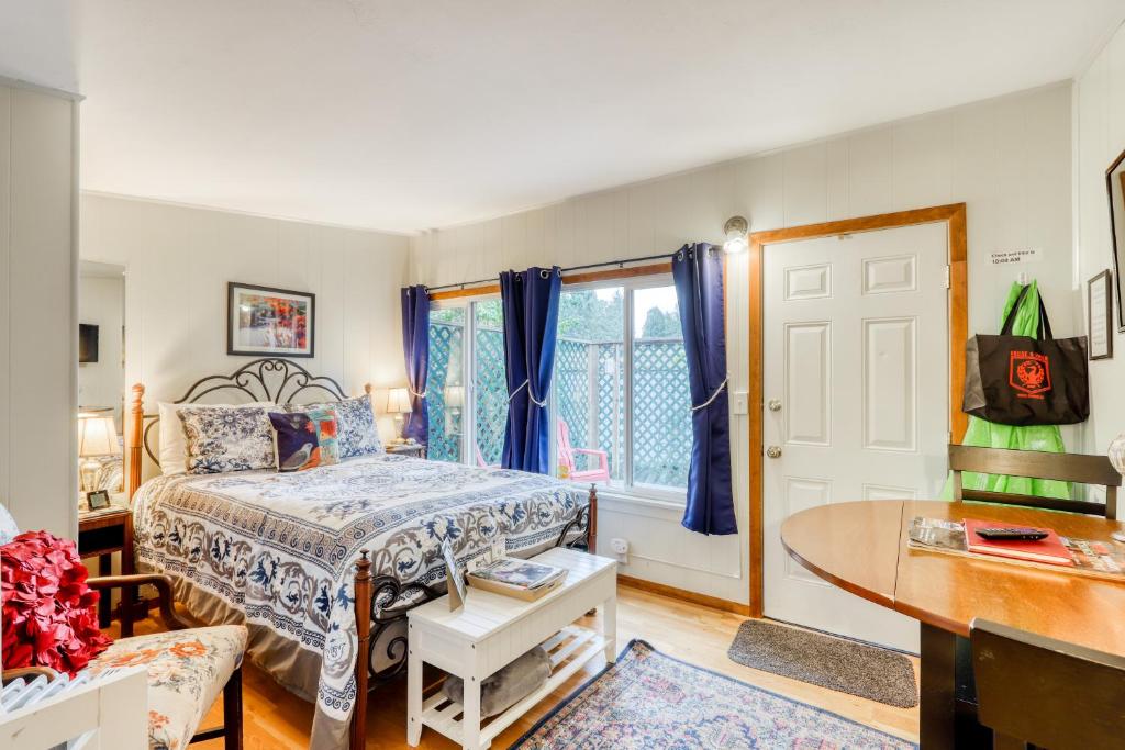 um quarto com uma cama, uma secretária e uma mesa em Redwood Roost em Arcata