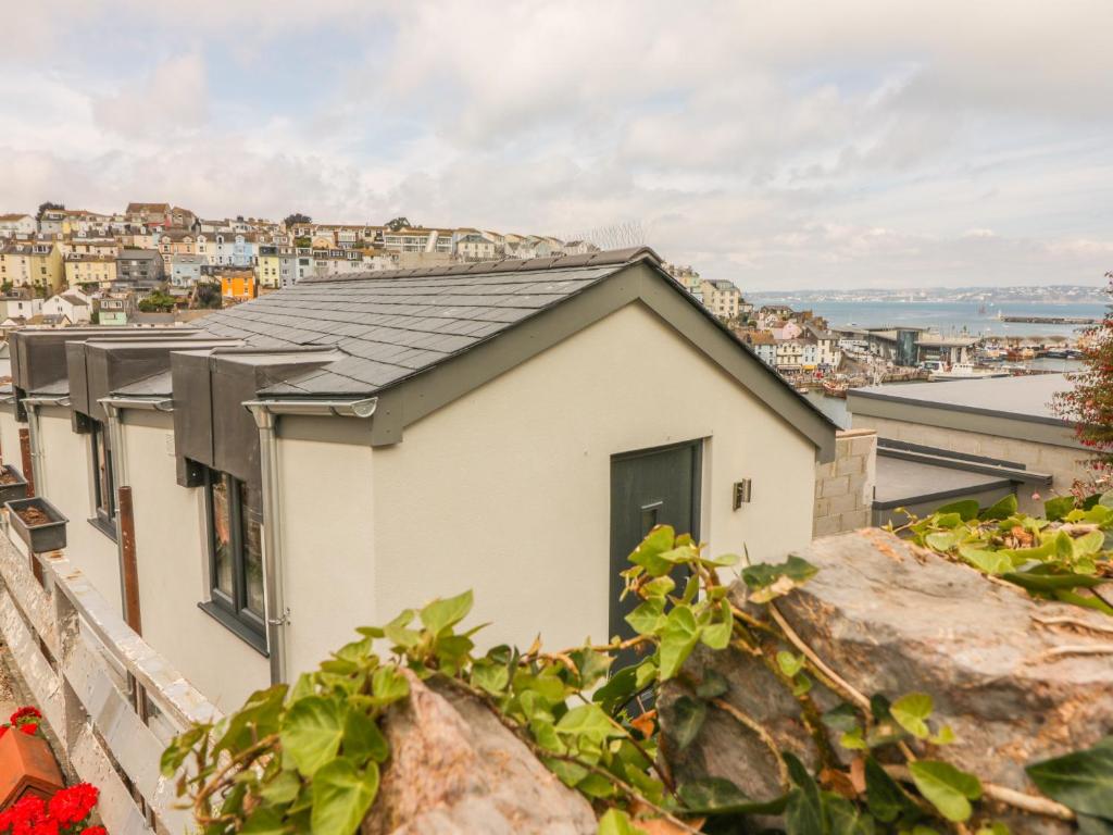 ein Haus mit Stadtblick in der Unterkunft Harbour View Retreat in Brixham