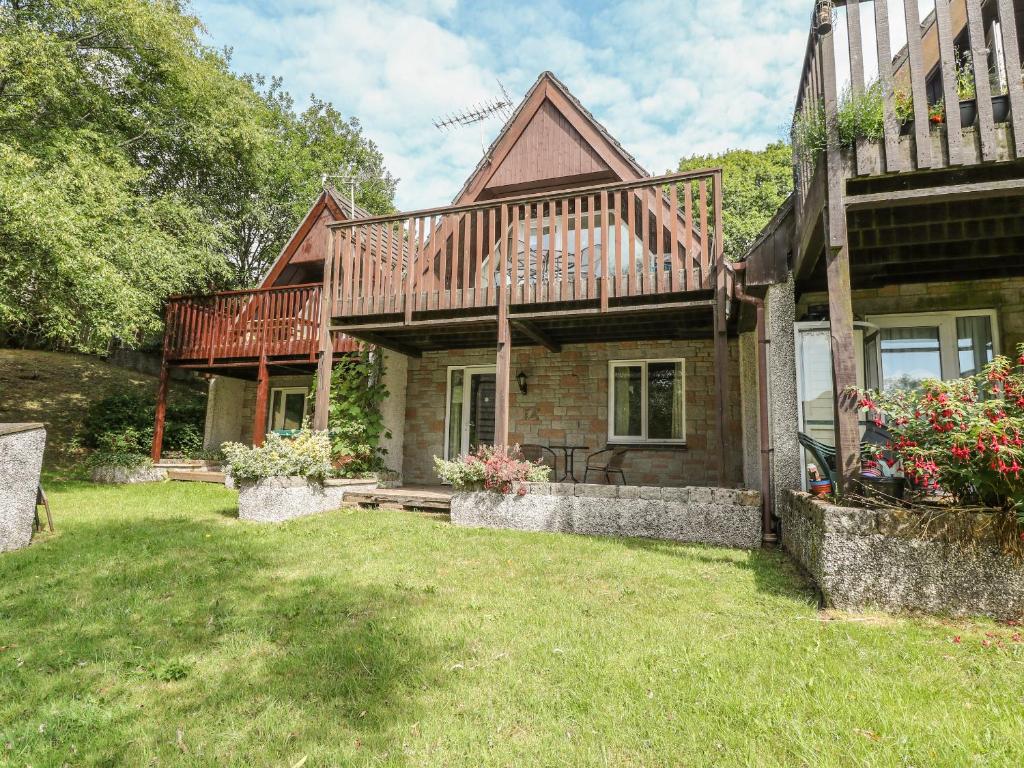 una casa con terraza en la parte superior de un patio en Running Waters, en Callington