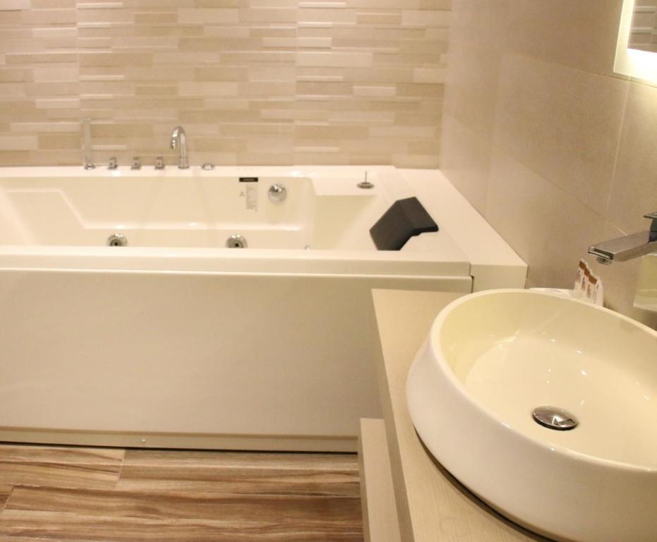 Koupelna v ubytování Eden Hotel