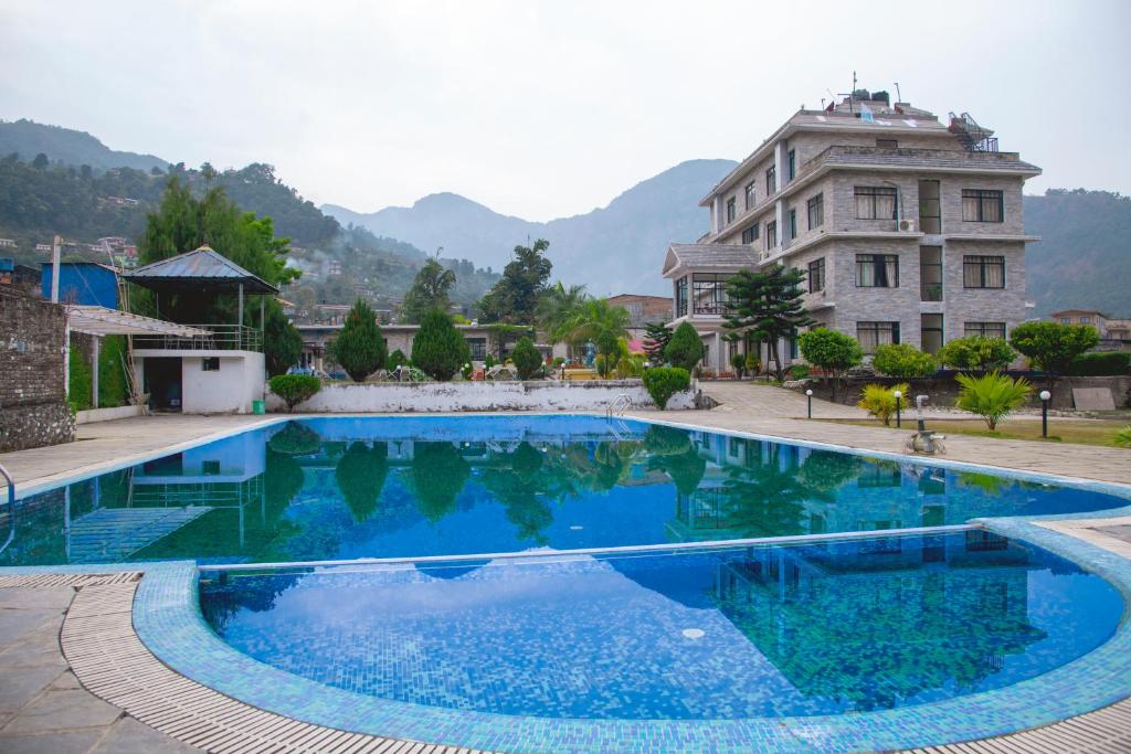 Bazén v ubytování Gateway Himalaya Resort nebo v jeho okolí