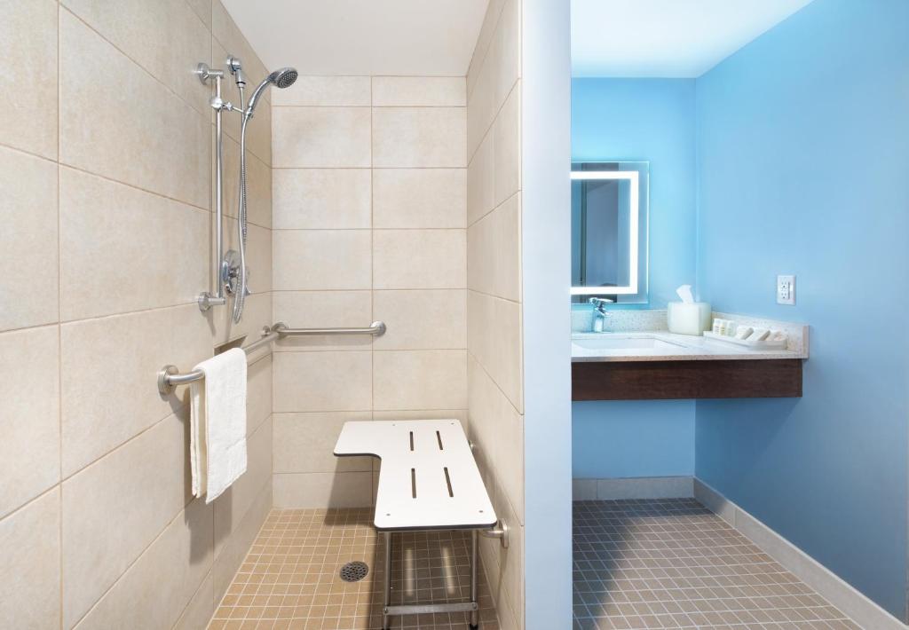Hotel Indigo Cleveland Beachwood by IHG photo