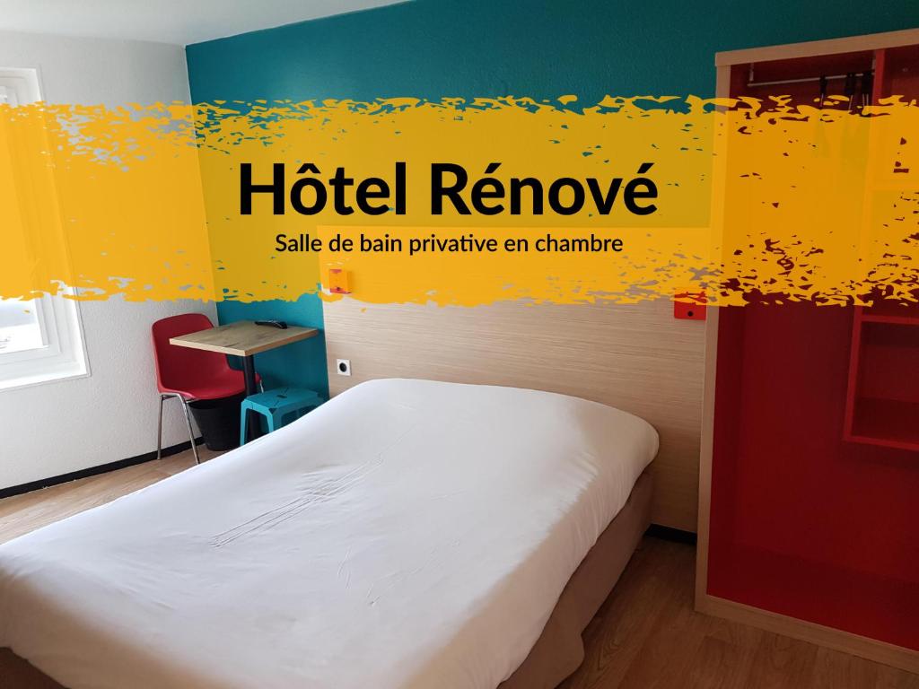 uma cama num quarto com uma placa que lê hotel remove em hotelF1 Longwy em Longwy